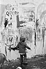 1972  - Fête de l'école expérimentale de la rue Vitruve à Paris - Petite fille et palissade avec graffitis enfantins...