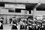 Salon de l'enfance - Novembre 1972 - Défilé d'enfants de troupe devant l'entrée