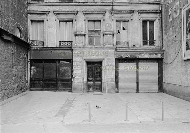 Façade d'immeuble délabrée dans le quartier des Halles de Baltard de Paris pendant leur démolition de 1972 à 1973