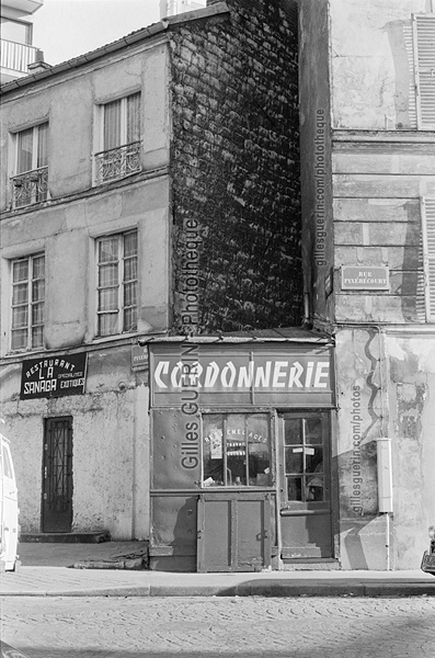 Ancienne choppe de cordonnier  l'angle du passage de la Due et de la rue de Pixrcourt - Paris 20me arrondissement - 1973