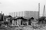 1973  - Démolition du bidonville du Franc Moisin en Seine-Saint-Denis - Baraques détruites et immeuble