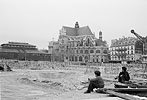 1972/73  - Démolition des halles de Baltard de Paris - Jeunes garçons regardant le chantier