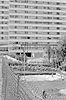 1975  - Jardin privé et immeuble d'habitation dans une cité de banlieue d'Île-de-France