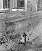 1972  - Jeune femme avec son caddie et immeubles en arrière-plan  dans une cité de banlieue d'Île-de-France