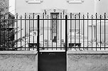 1975  - Pavillon de banlieue et d'apparence coquette avec grille et chien - Quartier pavillonnaire en banlieue parisienne