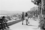 1975  - Plages surpeuplées à Juan-les-Pins - Jeune homme regardant deux jolies jeunes filles - Côte d'Azur