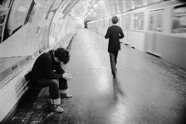 Jeune homme déprimé sur un quai de station du métro parisien