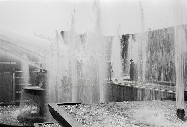Baignade dans les Fontaines du Trocadéro pendant canicule de  1975 à Paris
