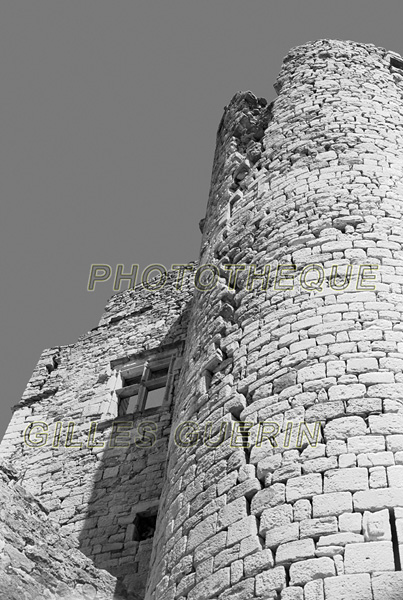 Tour d'un chateau fort en ruine et fenêtre à meneaux