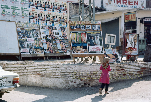 Turquie 1973 - Istanbul - Petite fille voilée et affiches érotiques