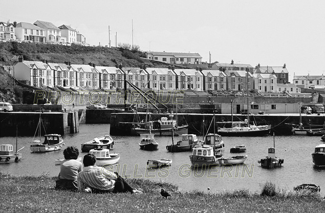 UK 1980 - Cornouailles - Couple assis regardant le port