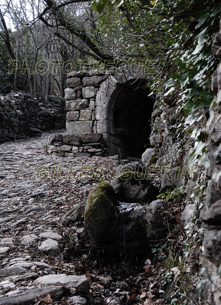 Sud du Parc Régional des Monts d'Ardèche - Cévennes 2017<BR><BR>Ancienne voie romaine et ancien lavoir dans un bois, et avec une petite source