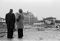 Couple regardant la démolition du dernier pavillon - 72-73