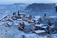 Petit village cévenol traditionnel sous la neige