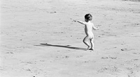Silhouette d'enfant sur une plage