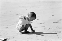 enfant plage touche coquillage