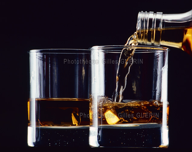 Alcoolisme mondain - Deux verres de whisky