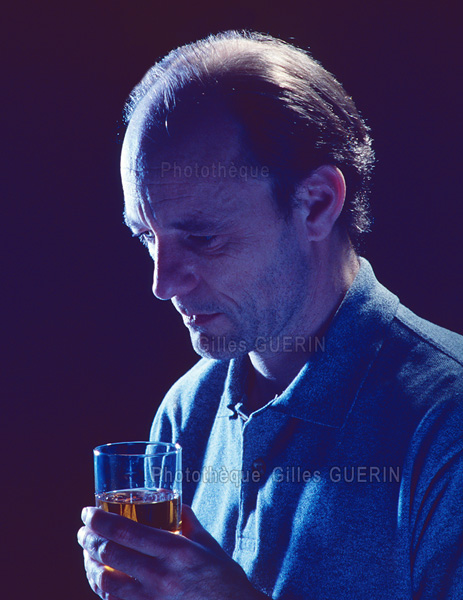 Alcoolisme solitude et dprime - Homme seul et son verre de whisky
