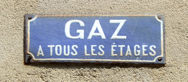  GAZ A TOUS LES TAGES  - Ancienne plaque pour faade d'immeuble...