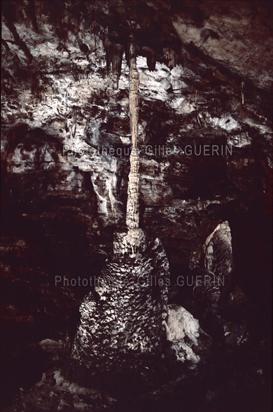 Paysage souterrain --  Concrtions - Colonne stalagmitique - Dpartement du Lot