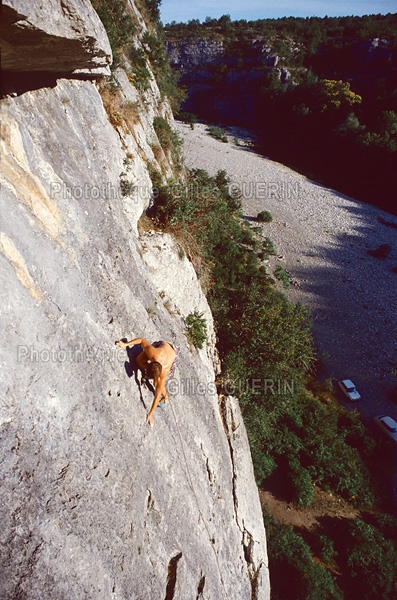 Varappe -  Escalade en falaise dans les gorges du Chassezac