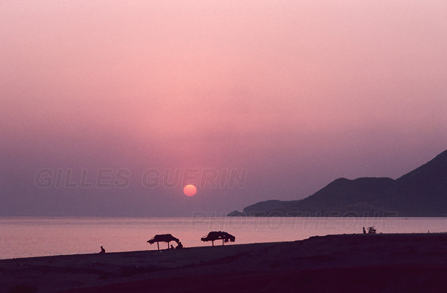 Pâle couché de soleil en bord de mer - Mer Méditerranée - Région d'Alanya - Turquie 1973