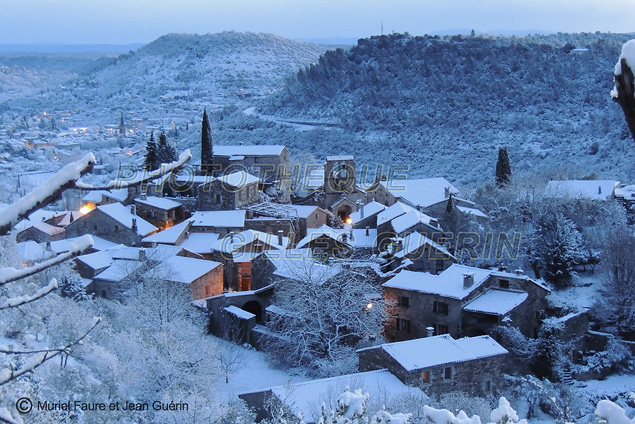 Petit village médiéval cévenol sous la neige en hivers et au petit matin
