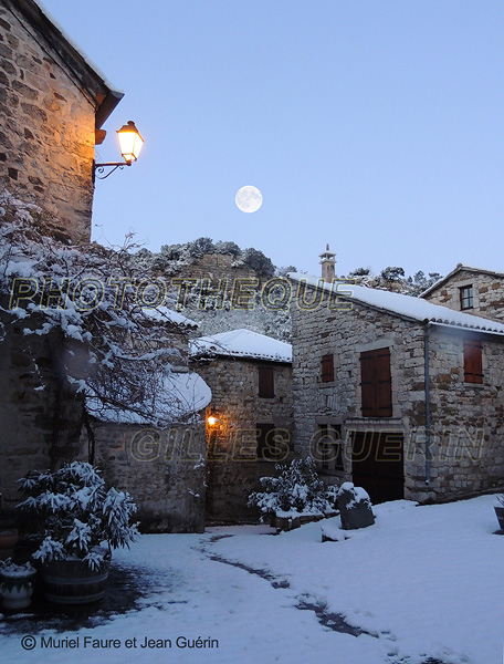Place d'un petit village médiéval cévenol sous la neige en hivers
