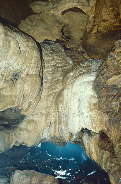 Paysage souterrain dans un gouffre du Lot - Concrétions calcaires dans un réseau actif