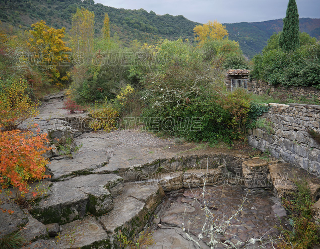Sud du Parc Régional des Monts d'Ardèche - Cévennes 2021<BR><BR>Sur le GR de pays « Le Cévenol »  - Lit d'un petit torrent de montagne et grille d'entrée