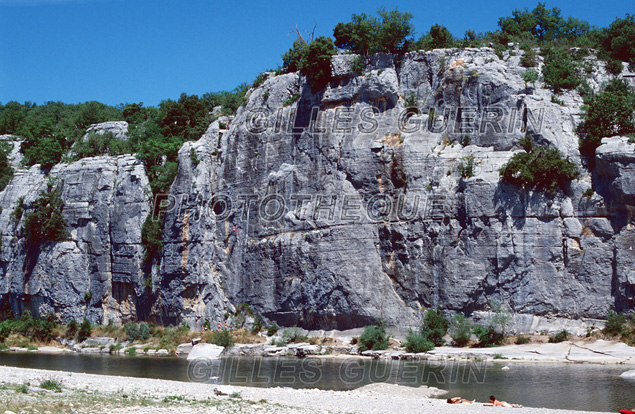 Sud du dpartement de l'Ardche - 1980 - Gorges du Chassezac (affluent de l'Ardche) - Falaise en face de la baignade de Mazet et servant d'cole d'escalade
