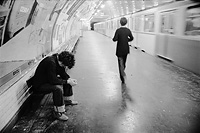 Métro parisien 1979 - Un jeune homme déprimé, une jeune femme qui passe, et la rame qui s'en va