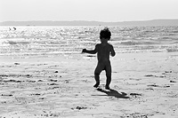 Silhouette d'enfant en bord de plage