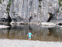 Enfant jouant au bord de l'eau
